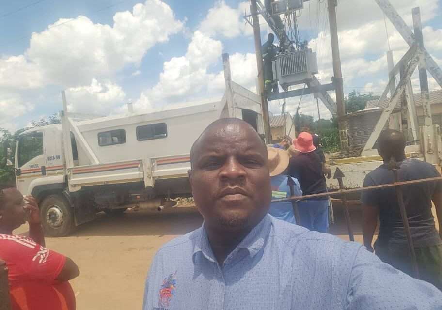 Mpopoma Residents Laud Cllr Donaldson Mabutho’s Contribution to Restoring Power:  Former Deputy Mayor of Bulawayo Donates $860 Towards Replacement of Mpopoma’s  Block 25 Burst Transformer